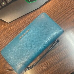 EUC Michael Kors turquoise zip around wallet